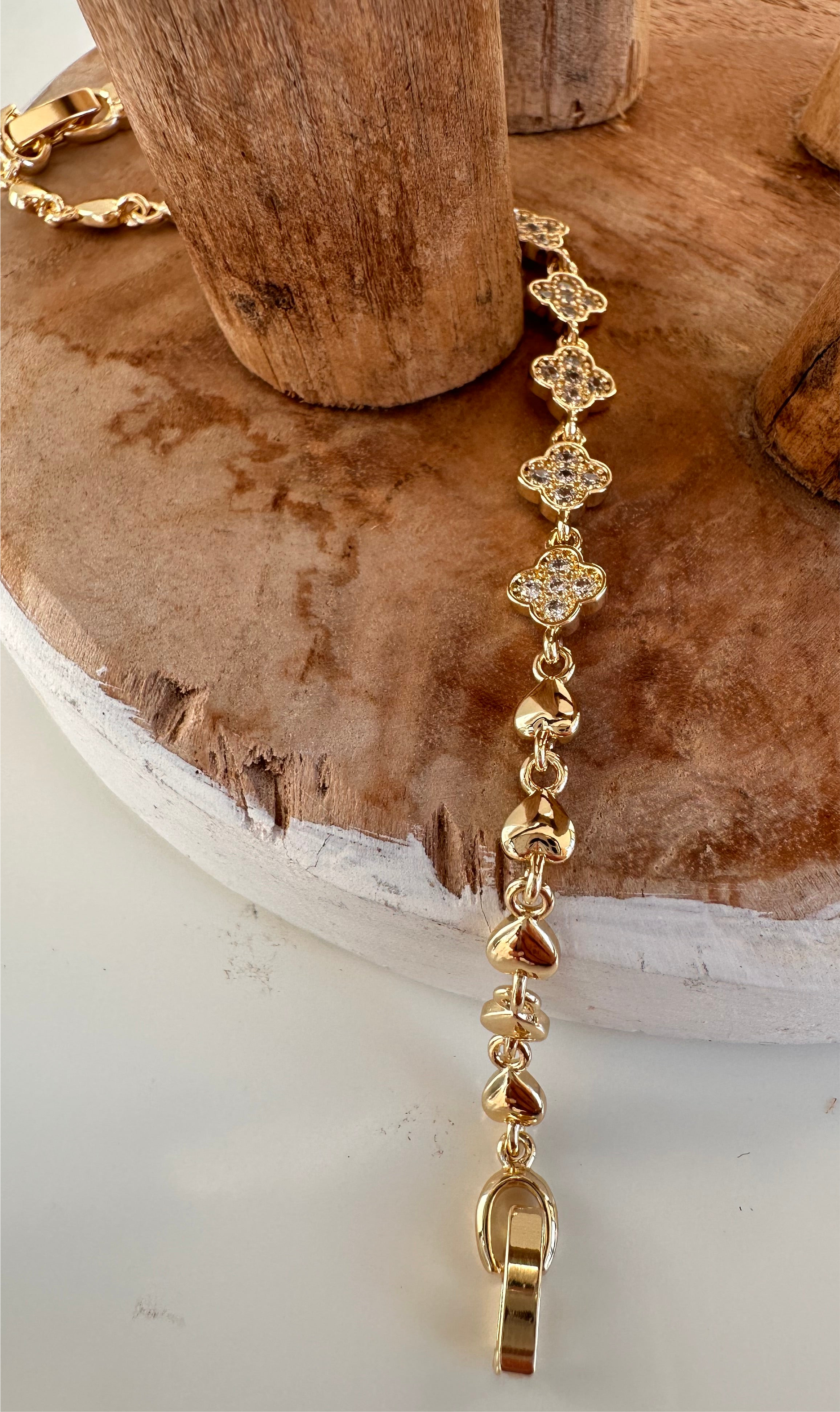 Glücksarmband mit Kleeblatt, Herz & Steinchen