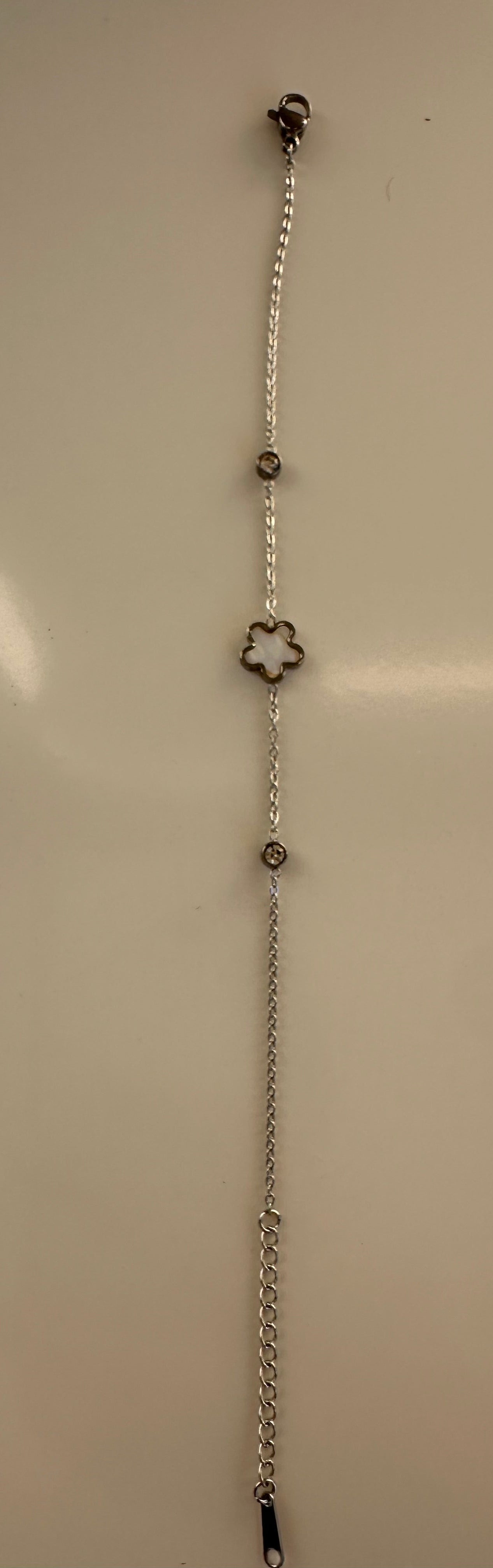 Armband mit Perlmutt-Blume – Zartes Schmuckstück in Weiß“