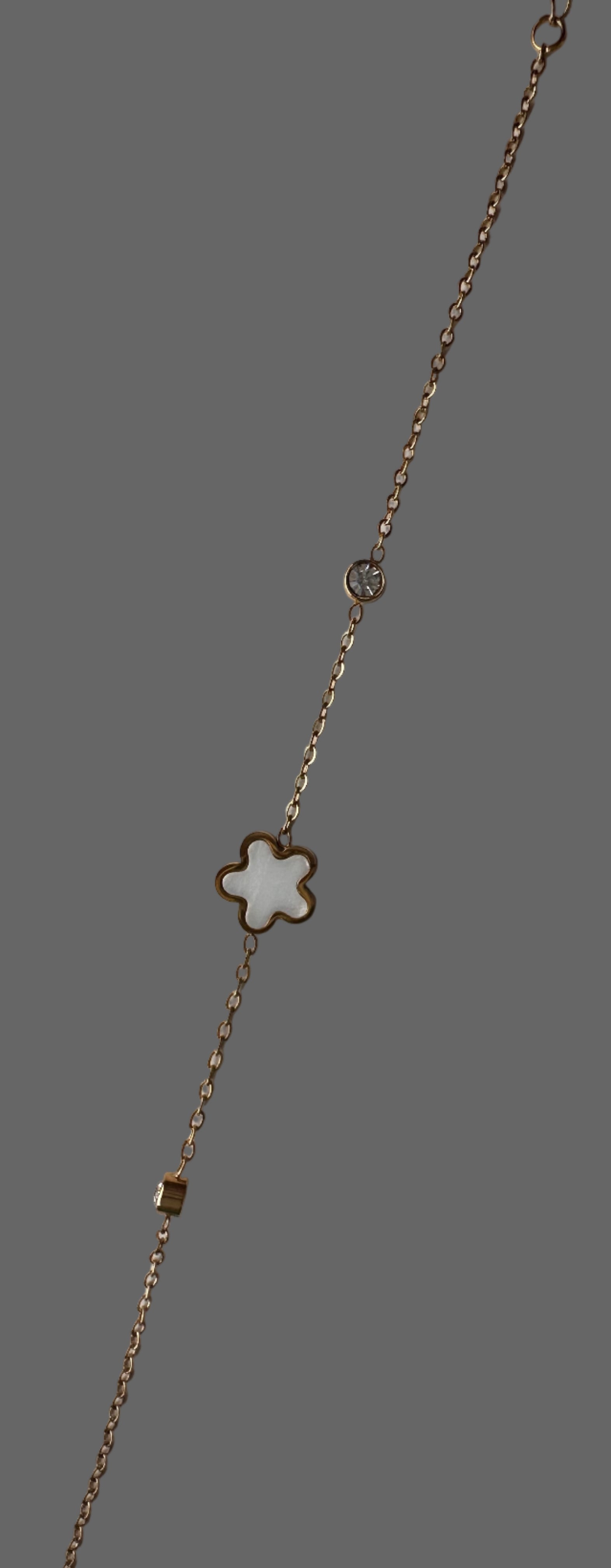 Armband mit Perlmutt-Blume – Zartes Schmuckstück in Weiß“