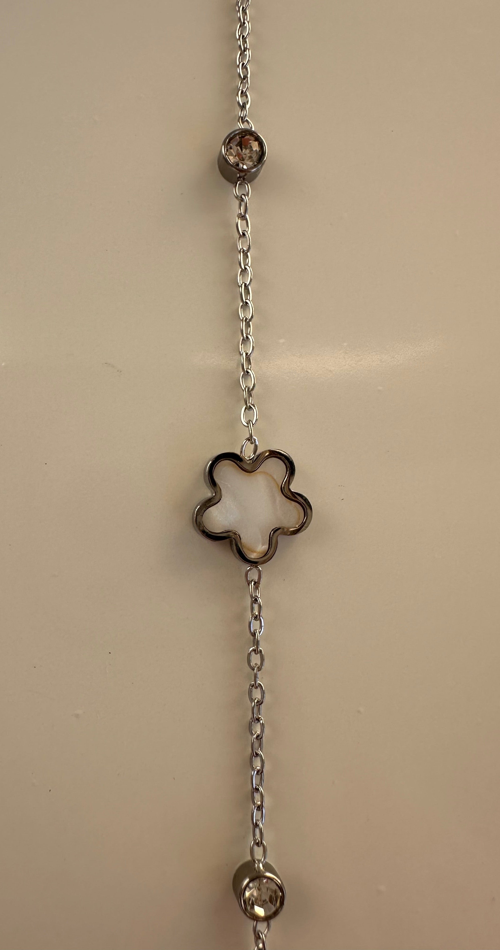 Armband mit Perlmutt-Blume – Zartes Schmuckstück in Weiß“