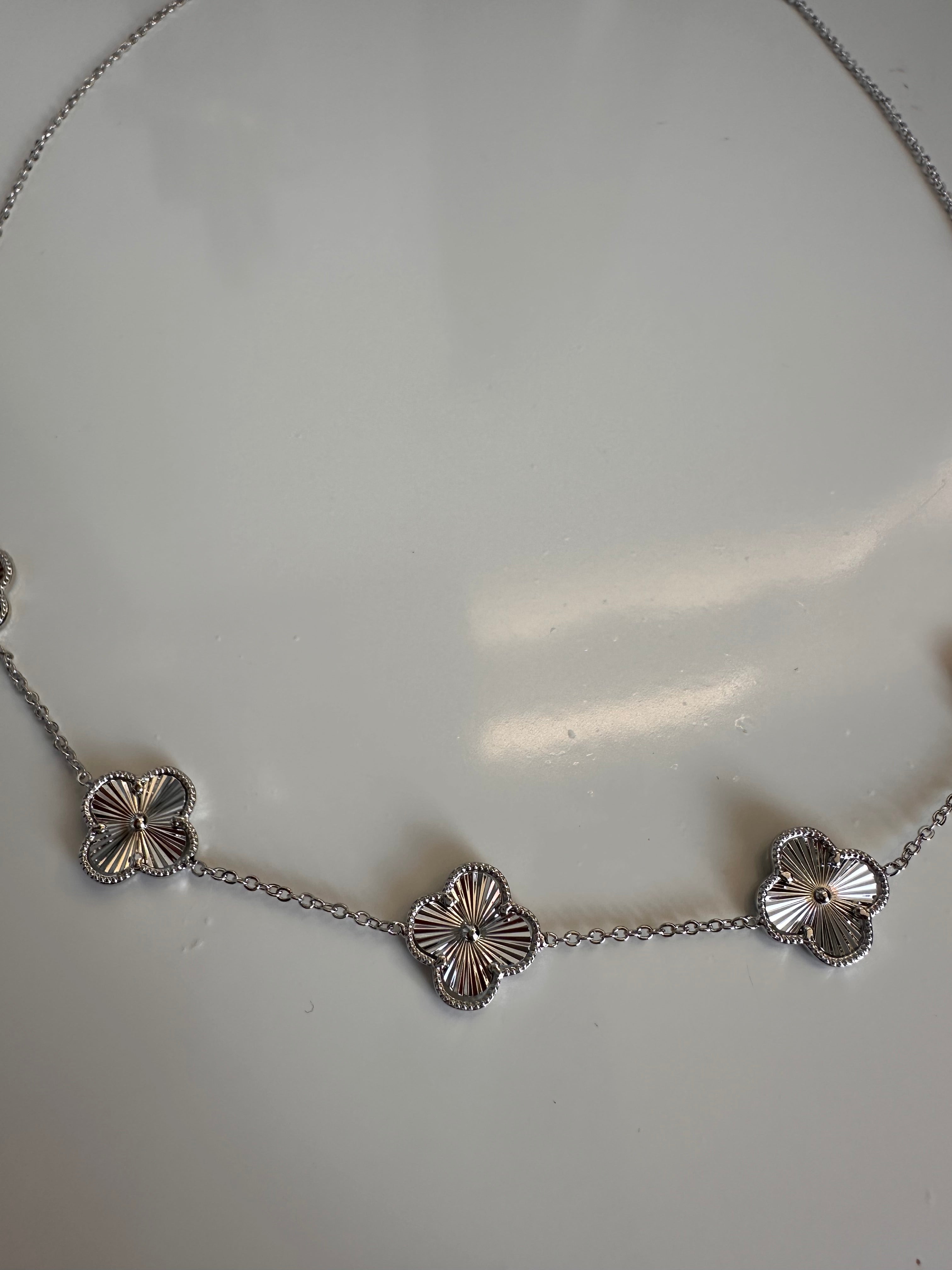 Glänzende Clover-Kette