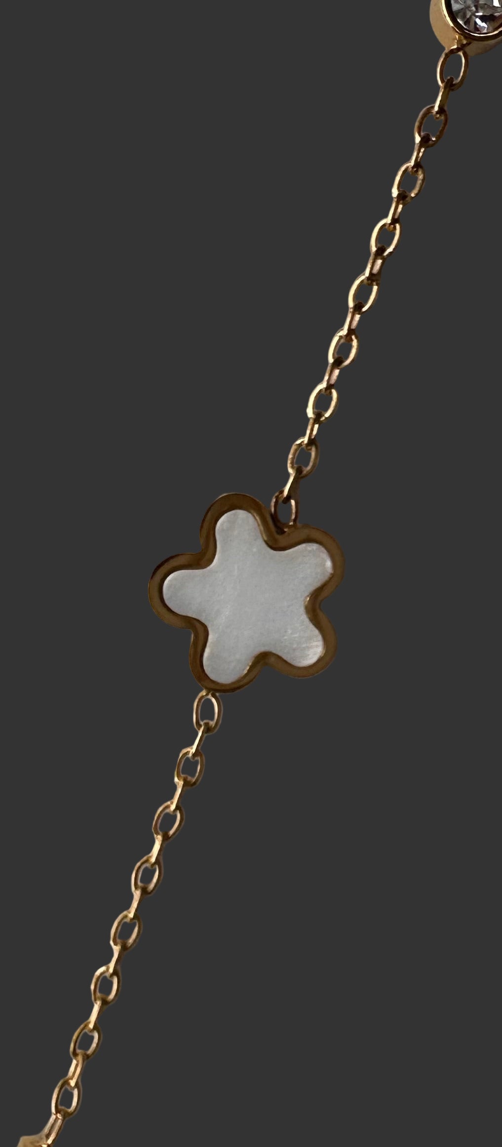 Armband mit Perlmutt-Blume – Zartes Schmuckstück in Weiß“