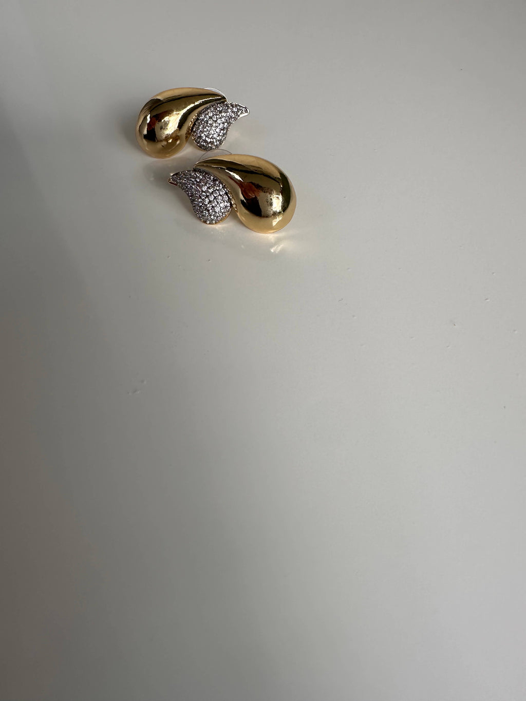 Aurelia Tropfenohrringe Detailansicht Vorferansicht