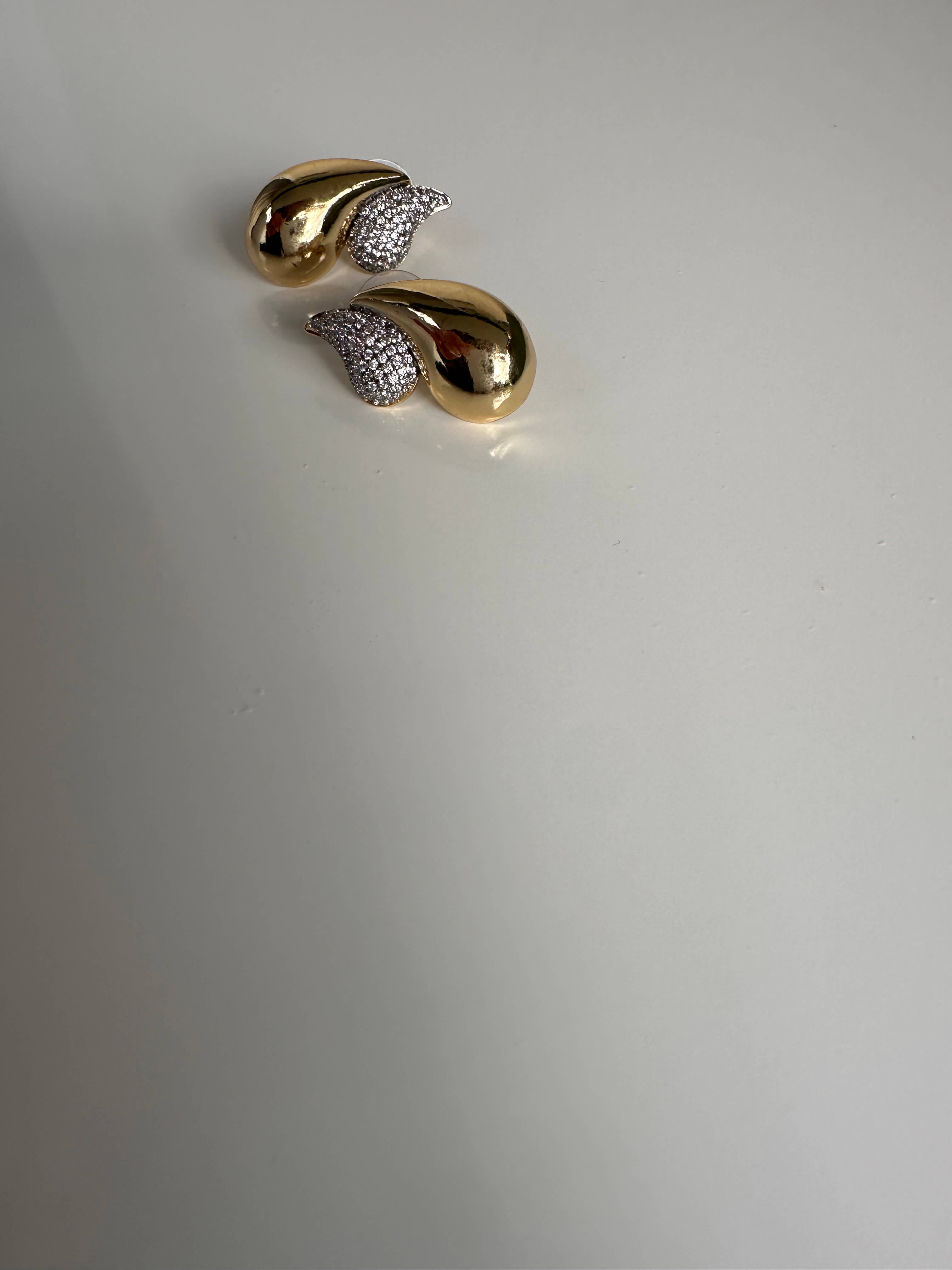 Aurelia Tropfenohrringe Detailansicht Vorferansicht