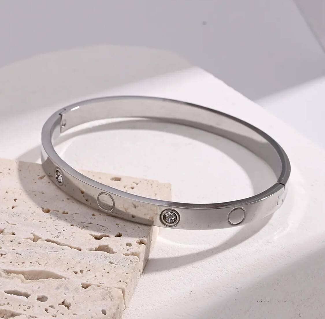 Love Bracelet Edelstahl glänzend mit schlichtem, modernem Design.