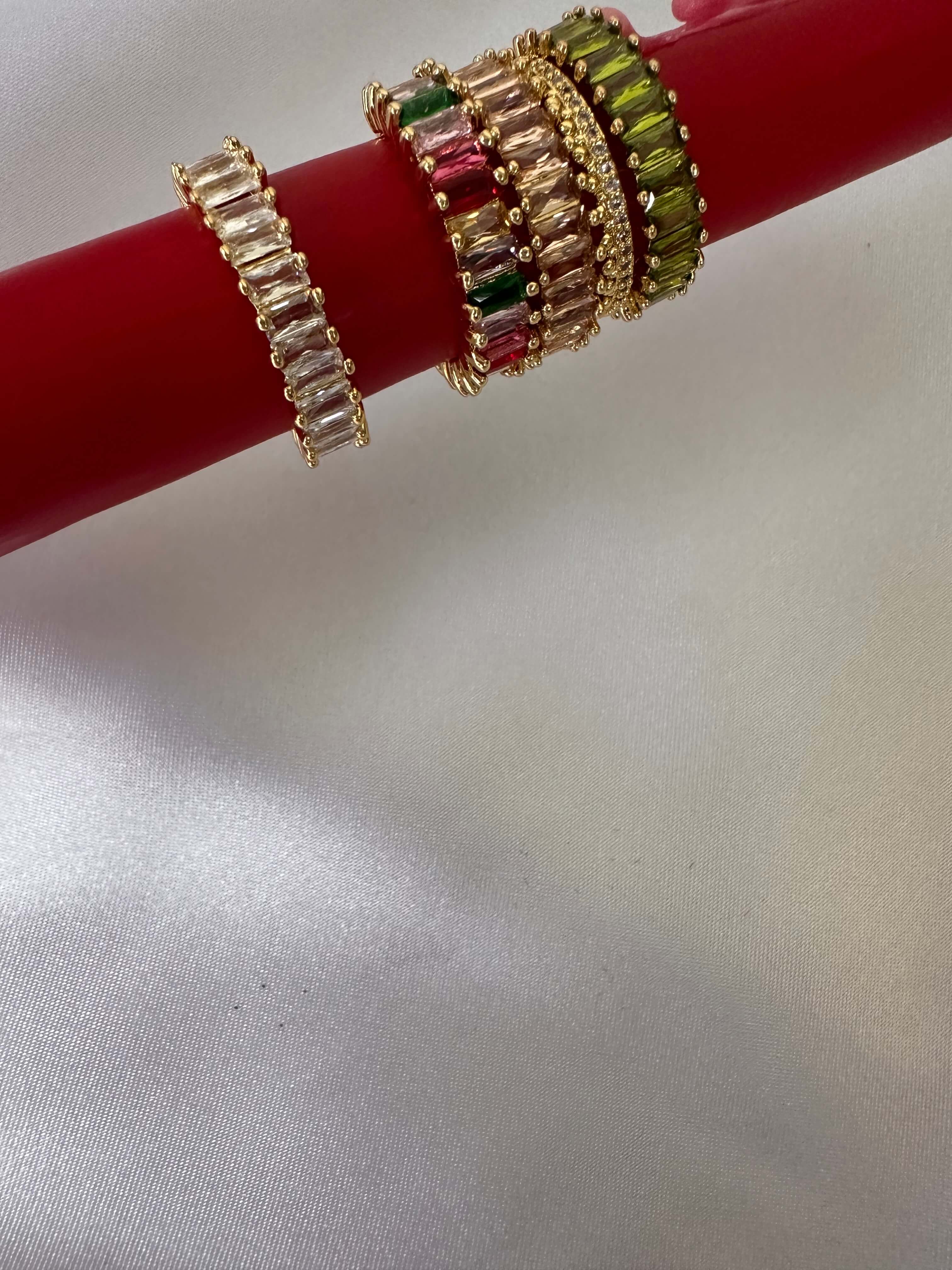 Eleganter Damenring mit funkelnden Steinchen, filigranes Design