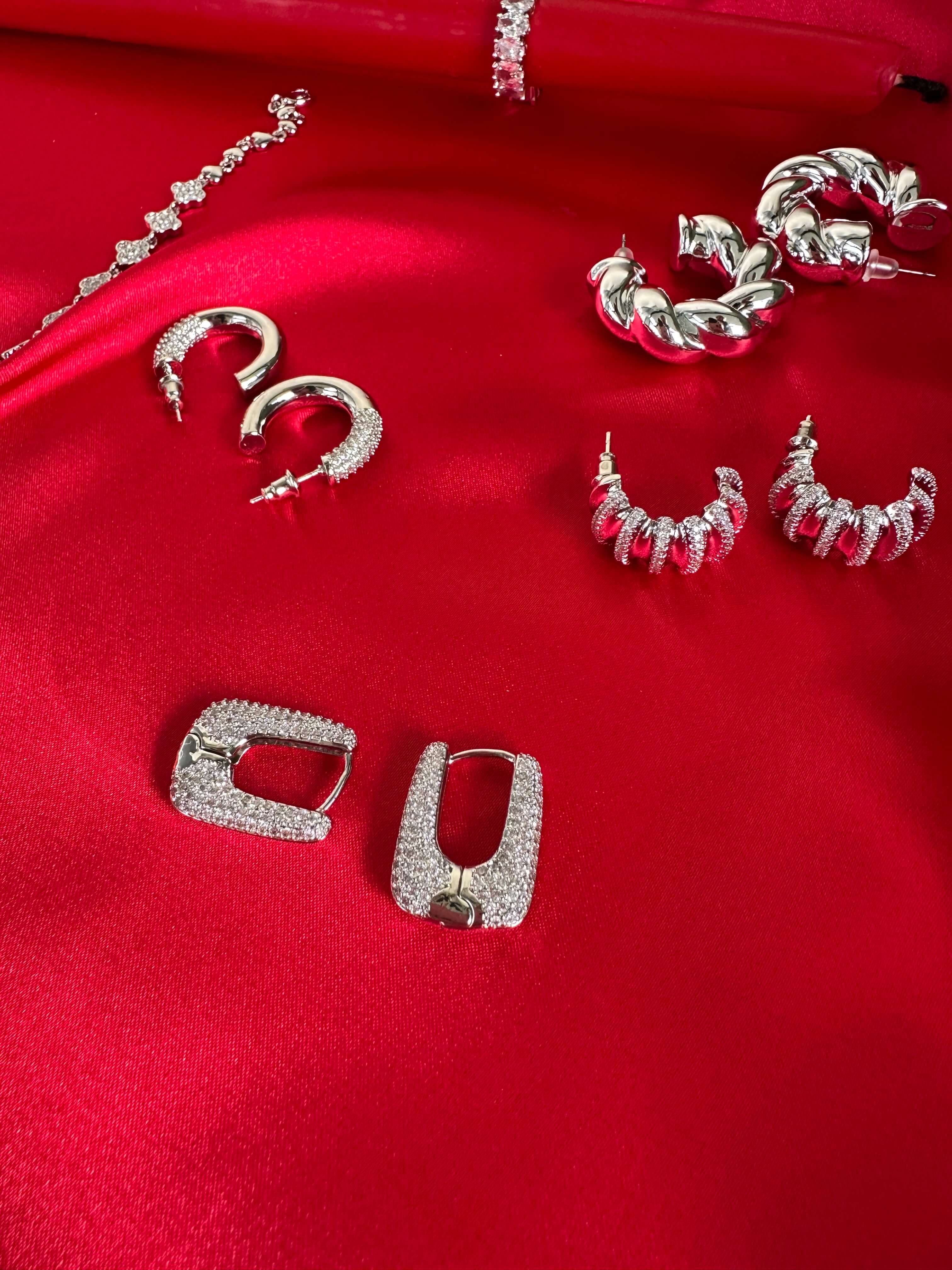 Glänzende Ohrringe, minimalistisches Accessoire für Frauen