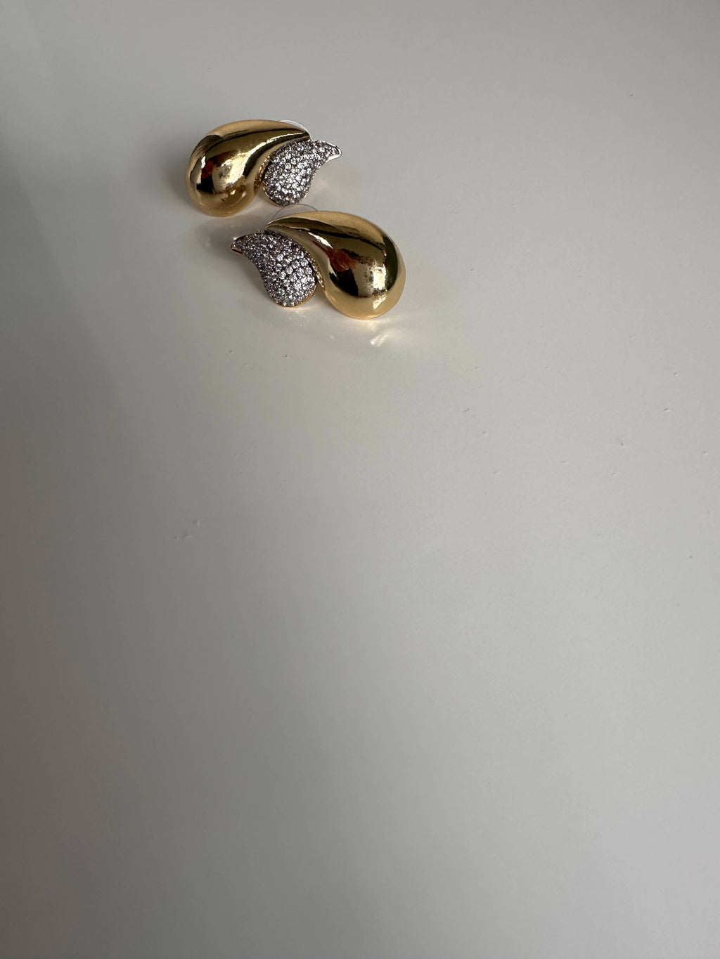 Aurelia Tropfenohrringe Detailansicht Vorferansicht